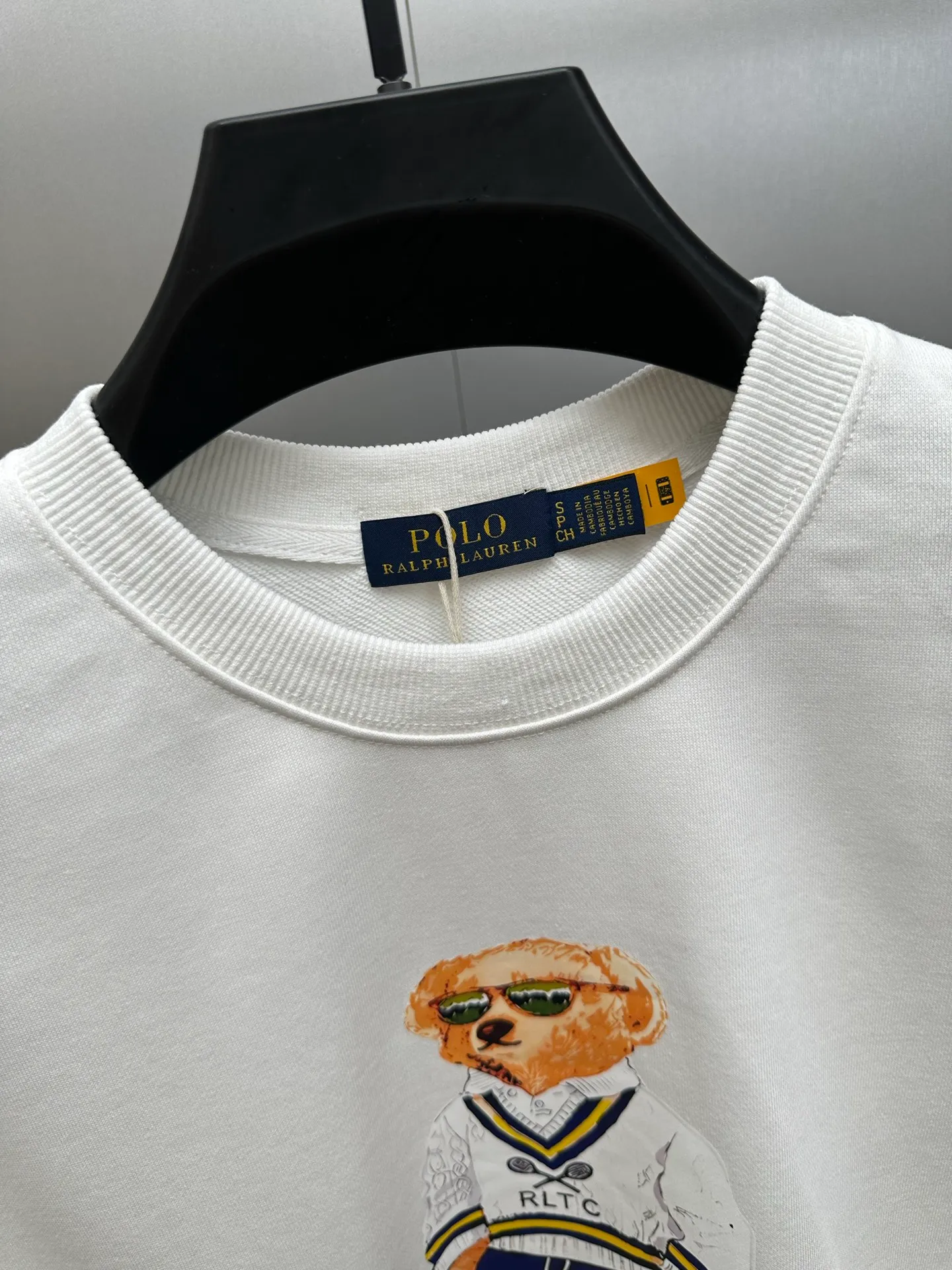 P250 RalphLauren/Ralph Lauren 2025 new autumn and winter bear letter printed terry sweatshirt Ralph Lauren's age-reducing item, the coat fabric is made of 60% cotton➕40% polyester, which not only retains the softness, comfort and breathability of cotton, but also adds the wear resistance and wrinkle resistance of polyester fiber, making the clothes more durable and easy to care for. Even in slightly cooler weather, you won't feel stuffy when wearing it. This kind of fabric has a natural crisp feel and is not easy to pill or deform. The bear on the chest is printed with English letters. It is full of color, full of three-dimensionality, and lifelike, adding a bit of liveliness and interest to the whole sweatshirt. There is no pressure to dress, regardless of age or gender. Complete accessories!  Color: White Size: S M L XL